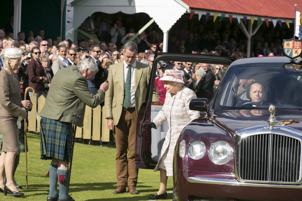 Arrivée de Sa Majesté la Reine d'Angleterre accueillie par le Prince Charles
