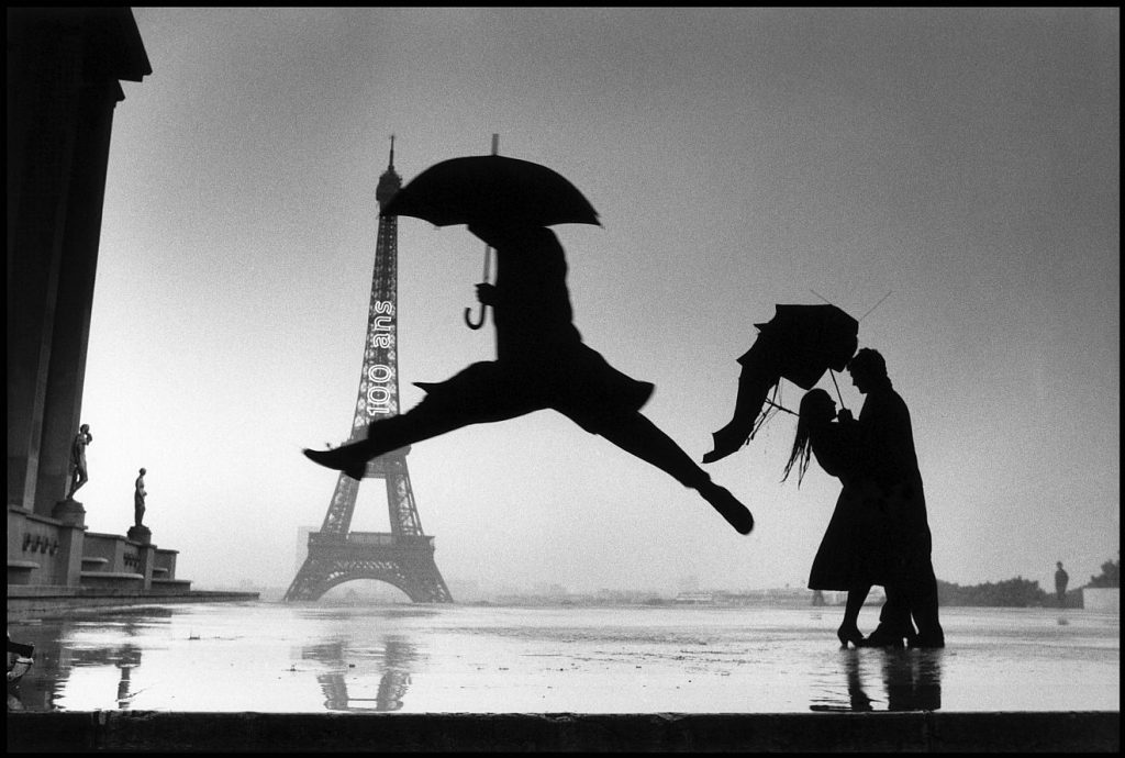 L'homme au parapluie devant la Tour Eiffel - Henri Cartier-Bresson