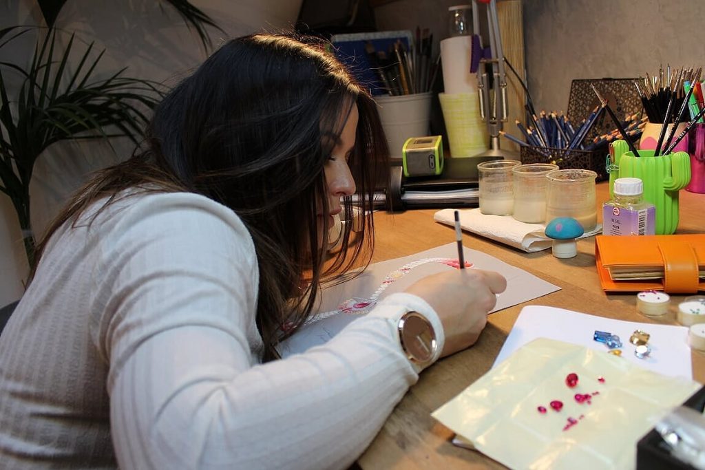 Estelle Lagarde dans son atelier