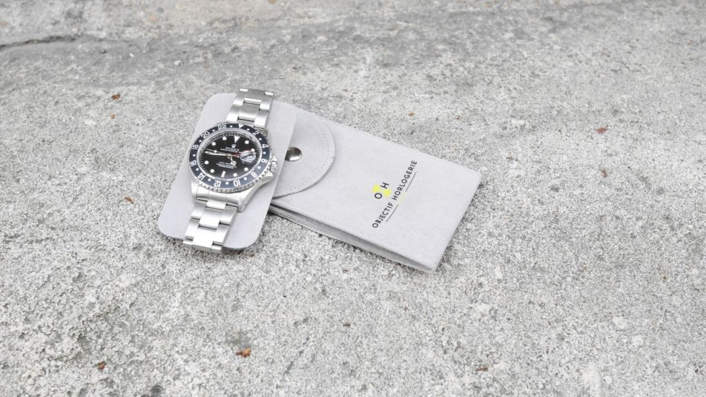 La pochette est offerte sans la montre... hélas !